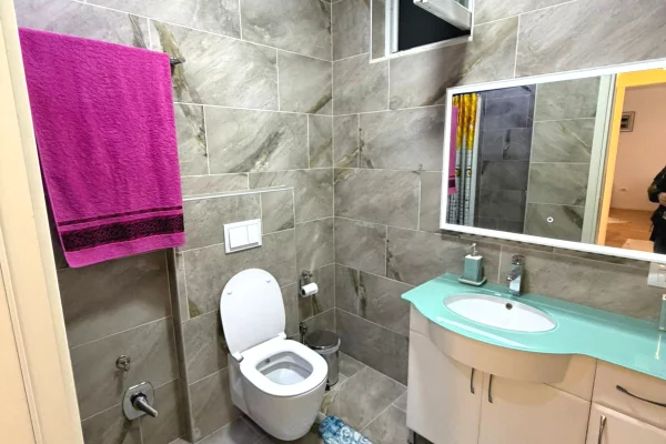 Shtepi me qera Apartament ne Tirane, 2+1, Mobilimi E mobiluar, Pagesa 900  Euro.