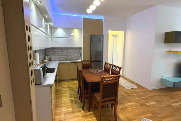 Shtepi me qera Apartament ne Tirane, 2+1, Mobilimi E mobiluar, Pagesa 900  Euro.