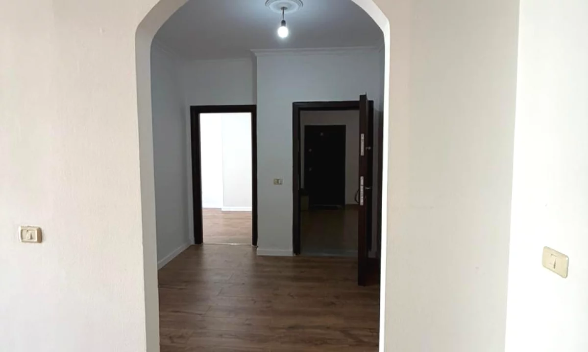 Shtepi ne shitje Apartament ne Tirane, 2+1, Mobilimi Bosh, pa mobiluar, Pagesa 4,500  Euro.