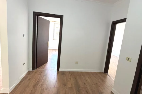 Shtepi ne shitje Apartament ne Tirane, 2+1, Mobilimi Bosh, pa mobiluar, Pagesa 4,500  Euro.