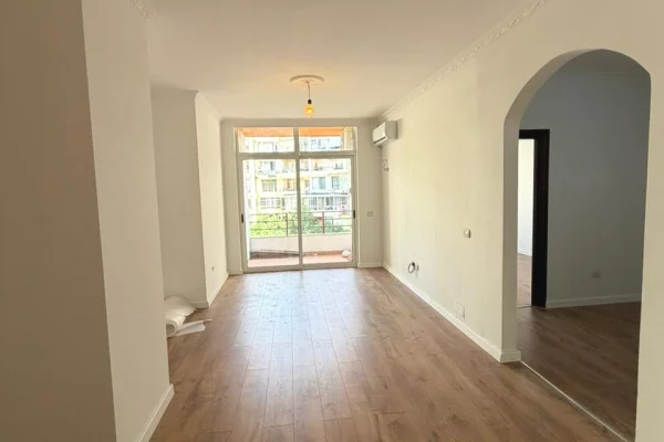 Shtepi ne shitje Apartament ne Tirane, 2+1, Mobilimi Bosh, pa mobiluar, Pagesa 4,500  Euro.