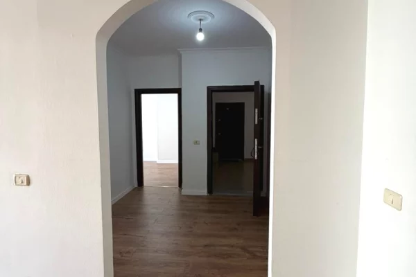 Shtepi ne shitje Apartament ne Tirane, 2+1, Mobilimi Bosh, pa mobiluar, Pagesa 4,500  Euro.