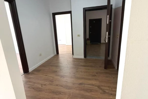 Shtepi ne shitje Apartament ne Tirane, 2+1, Mobilimi Bosh, pa mobiluar, Pagesa 4,500  Euro.