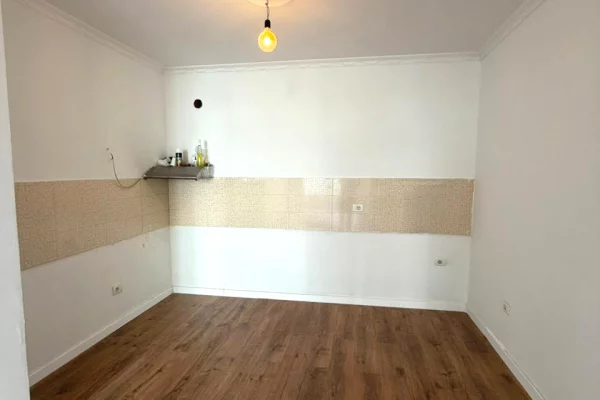 Shtepi ne shitje Apartament ne Tirane, 2+1, Mobilimi Bosh, pa mobiluar, Pagesa 4,500  Euro.