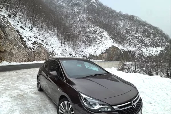 Auto in Vendita a Pristina, Opel, 2016 Diesel,Kambio Manual Pagamento 14,000  Euro.