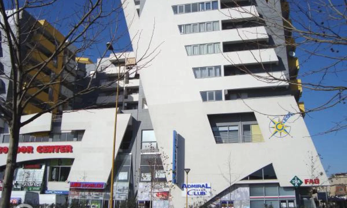 Jepet ambient me qera per zyra ose dyqane  tek rruga Kavajes