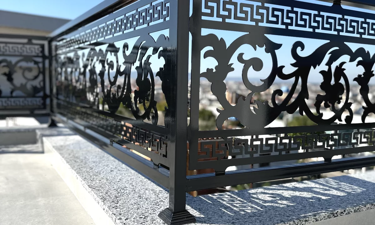 Kangjelle hekuri me prerje lazer – elegance dhe qendrueshmeri.