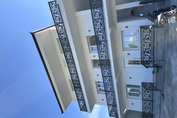 Kangjelle hekuri me prerje lazer – elegance dhe qendrueshmeri.