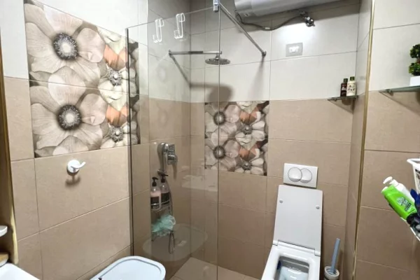 Shtepi ne shitje Apartament ne Tirane, 3+1, Mobilimi E mobiluar, Pagesa 240,000  Euro.