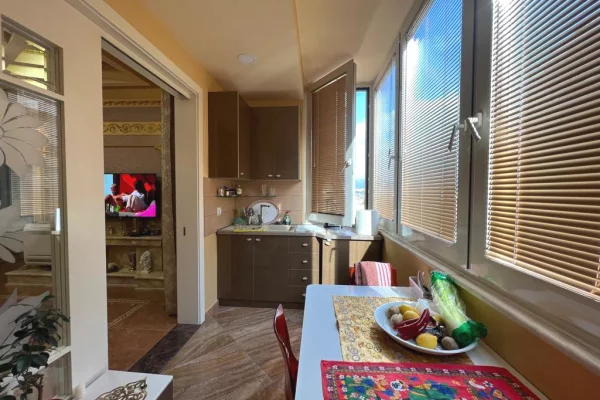 Shtepi ne shitje Apartament ne Tirane, 3+1, Mobilimi E mobiluar, Pagesa 240,000  Euro.