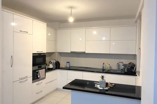 Shtepi ne shitje Apartament ne Tirane, 2+1, Mobilimi E mobiluar, Pagesa 145,000  Euro.