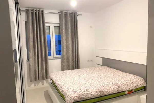 Shtepi ne shitje Apartament ne Tirane, 2+1, Mobilimi E mobiluar, Pagesa 145,000  Euro.