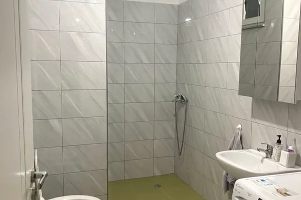 Shtepi ne shitje Apartament ne Tirane, 2+1, Mobilimi E mobiluar, Pagesa 145,000  Euro.