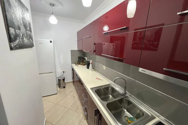 Shtepi me qera Apartament ne Tirane, 2+1, Mobilimi E mobiluar, Pagesa 702  Euro.