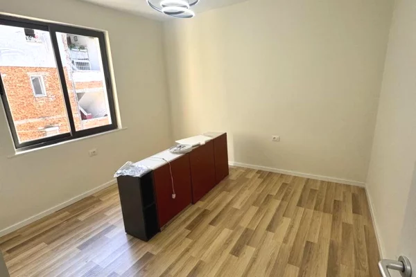 Shtepi ne shitje Apartament ne Tirane, 2+1, Mobilimi E mobiluar, Pagesa 155,000  Euro.