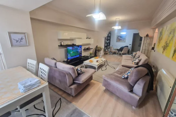 Shtepi ne shitje Apartament ne Tirane, 2+1, Mobilimi E mobiluar, Pagesa 400,000  Euro.