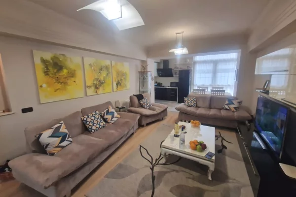 Shtepi ne shitje Apartament ne Tirane, 2+1, Mobilimi E mobiluar, Pagesa 400,000  Euro.