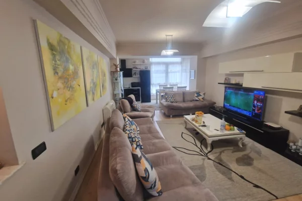 Shtepi ne shitje Apartament ne Tirane, 2+1, Mobilimi E mobiluar, Pagesa 400,000  Euro.