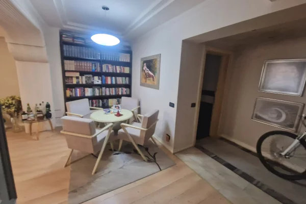Shtepi ne shitje Apartament ne Tirane, 2+1, Mobilimi E mobiluar, Pagesa 400,000  Euro.