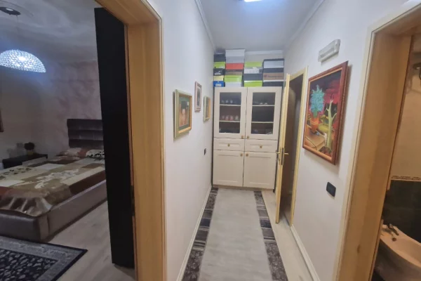 Shtepi ne shitje Apartament ne Tirane, 2+1, Mobilimi E mobiluar, Pagesa 400,000  Euro.