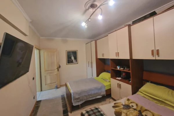 Shtepi ne shitje Apartament ne Tirane, 2+1, Mobilimi E mobiluar, Pagesa 400,000  Euro.