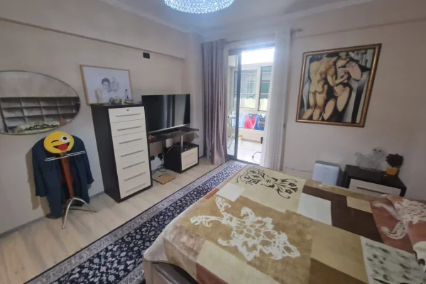 Shtepi ne shitje Apartament ne Tirane, 2+1, Mobilimi E mobiluar, Pagesa 400,000  Euro.