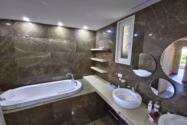 Shtepi ne shitje Vila Luksoze ne Tirane, 4+1, Mobilimi E mobiluar, Pagesa 750,000  Euro.