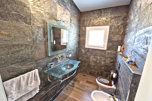 Shtepi ne shitje Vila Luksoze ne Tirane, 4+1, Mobilimi E mobiluar, Pagesa 750,000  Euro.