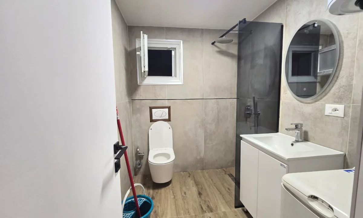 Shtepi ne shitje Apartament ne Tirane, 2+1, Mobilimi Bosh, pa mobiluar, Pagesa 149,000  Euro.