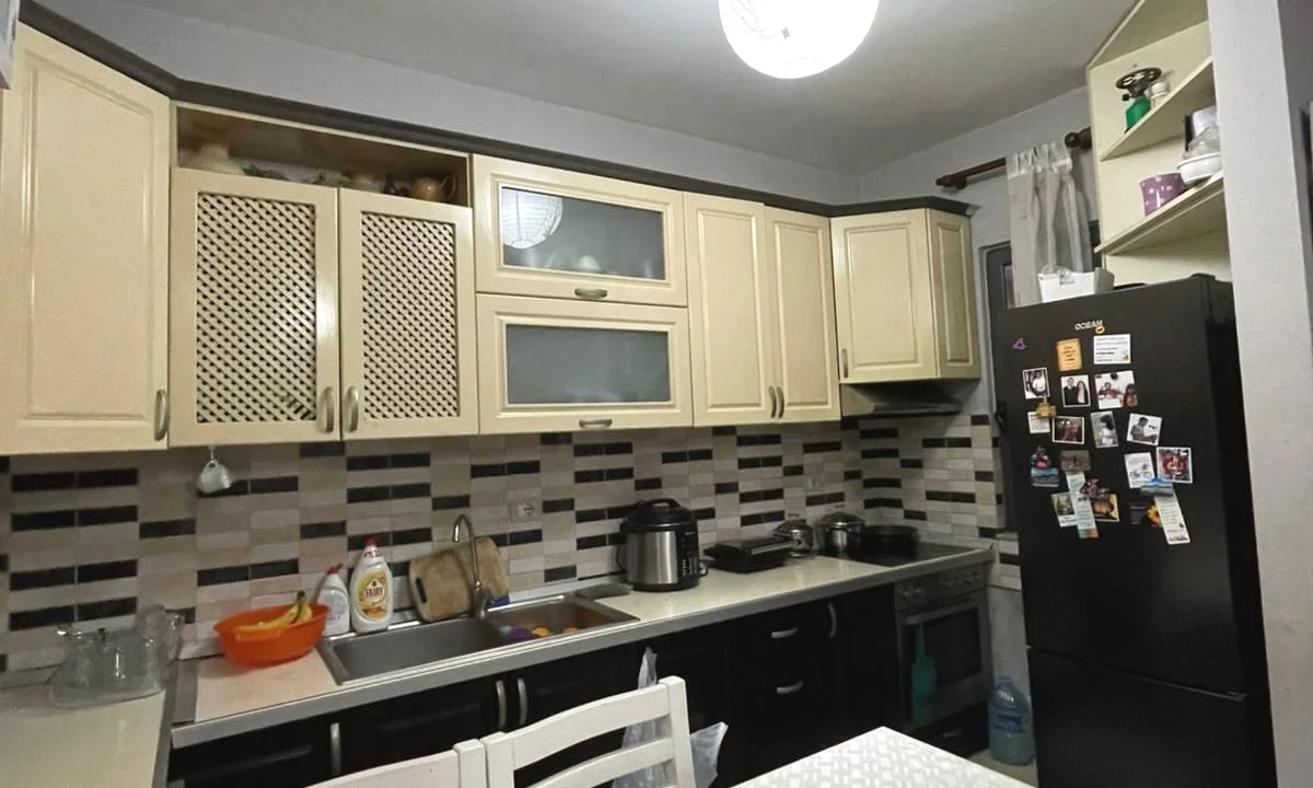 Shtepi ne shitje Apartament ne Tirane, 2+1, Mobilimi E mobiluar, Pagesa 165,000  Euro.