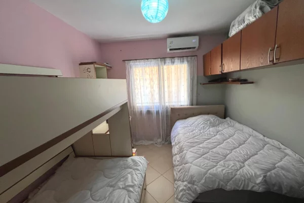 Shtepi ne shitje Apartament ne Tirane, 2+1, Mobilimi E mobiluar, Pagesa 165,000  Euro.