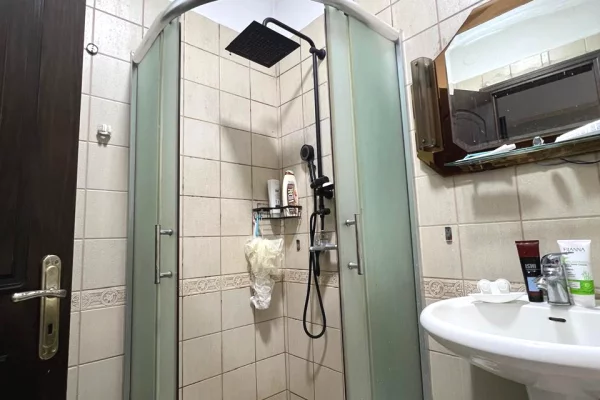 Shtepi ne shitje Apartament ne Tirane, 2+1, Mobilimi E mobiluar, Pagesa 165,000  Euro.