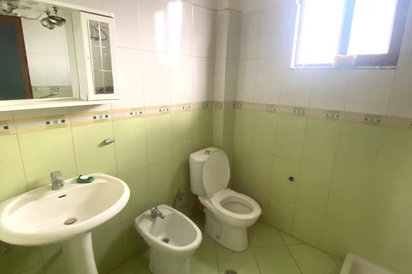 Shtepi ne shitje Apartament ne Tirane, 1+1, Mobilimi E mobiluar, Pagesa 123,000  Euro.