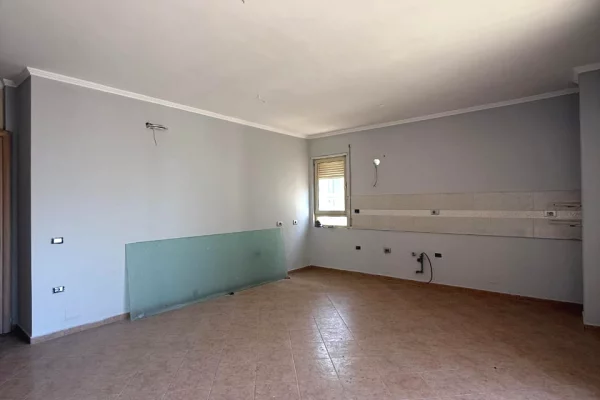 Shtepi ne shitje Apartament ne Tirane, 2+1, Mobilimi Bosh, pa mobiluar, Pagesa 225,000  Euro.