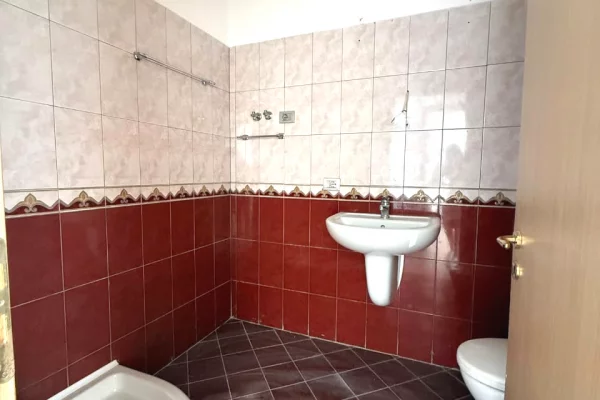 Shtepi ne shitje Apartament ne Tirane, 2+1, Mobilimi Bosh, pa mobiluar, Pagesa 225,000  Euro.