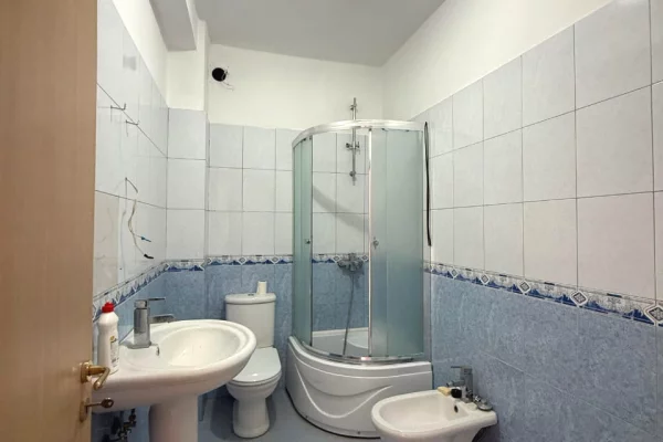 Shtepi ne shitje Apartament ne Tirane, 2+1, Mobilimi Bosh, pa mobiluar, Pagesa 225,000  Euro.