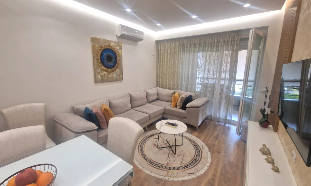 Shtepi ne shitje Apartament ne Tirane, 2+1, Mobilimi E mobiluar, Pagesa 280,000  Euro.