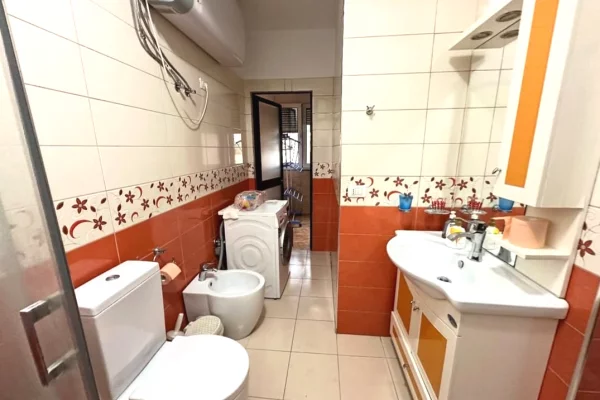 Shtepi ne shitje Apartament ne Tirane, 3+1, Mobilimi E mobiluar, Pagesa 299,000  Euro.