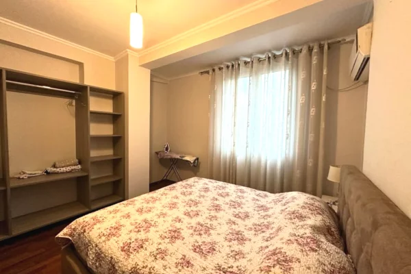 Shtepi ne shitje Apartament ne Tirane, 3+1, Mobilimi E mobiluar, Pagesa 299,000  Euro.
