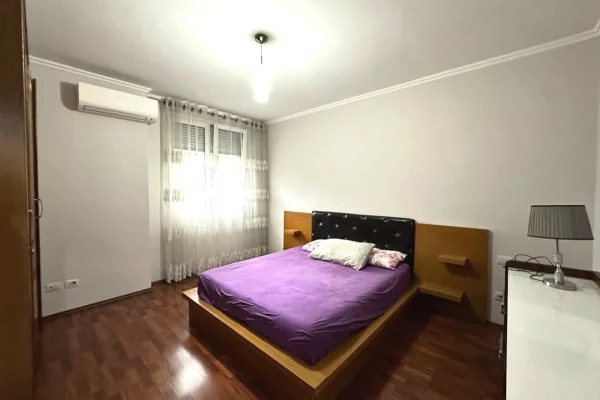 Shtepi ne shitje Apartament ne Tirane, 3+1, Mobilimi E mobiluar, Pagesa 299,000  Euro.