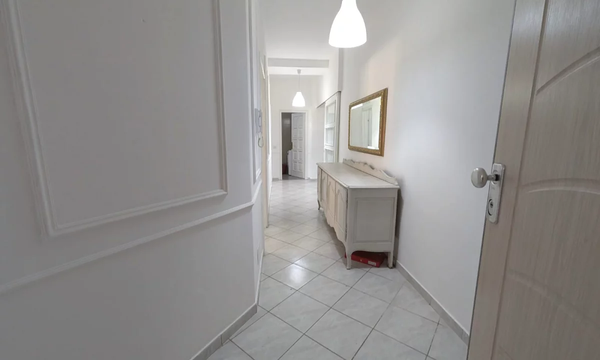 Shtepi ne shitje Apartament ne Tirane, 2+1, Mobilimi E mobiluar, Pagesa 160,000  Euro.