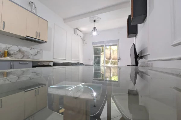 Shtepi ne shitje Apartament ne Tirane, 2+1, Mobilimi E mobiluar, Pagesa 160,000  Euro.