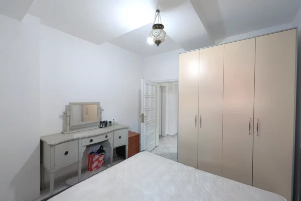 Shtepi ne shitje Apartament ne Tirane, 2+1, Mobilimi E mobiluar, Pagesa 160,000  Euro.