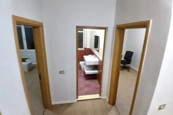 Shtepi me qera Apartament ne Tirane, 2+1, Mobilimi Bosh, pa mobiluar, Pagesa 550  Euro.