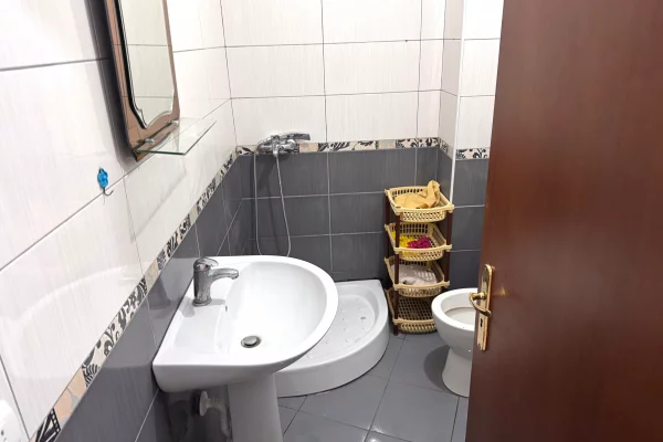 Shtepi me qera Apartament ne Tirane, 1+1, Mobilimi E mobiluar, Pagesa 450  Euro.