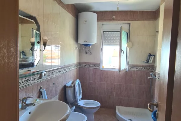 Shtepi ne shitje Apartament ne Tirane, 2+1, Mobilimi E mobiluar, Pagesa 140,000  Euro.