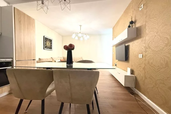 Shtepi ne shitje Apartament ne Tirane, 3+1, Mobilimi E mobiluar, Pagesa 275,000  Euro.