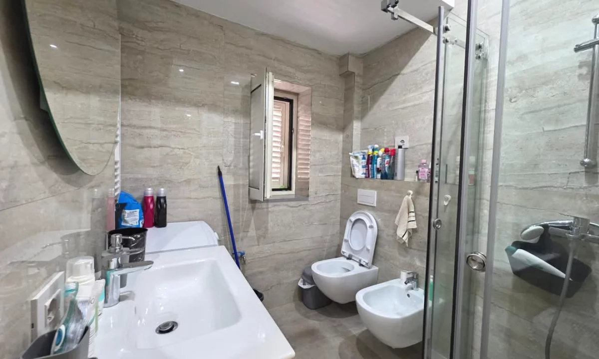 Shtepi me qera Apartament ne Tirane, 1+1, Mobilimi E mobiluar, Pagesa 1,000  Euro.