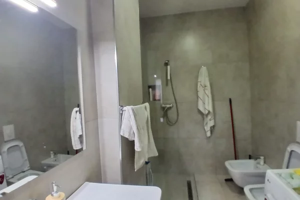 Shtepi me qera Apartament ne Tirane, 2+1, Mobilimi E mobiluar, Pagesa 750  Euro.