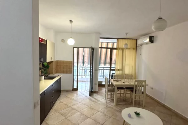 Shtepi me qera Apartament ne Tirane, 1+1, Mobilimi Pjeserisht e mobiluar, Pagesa 350  Euro.